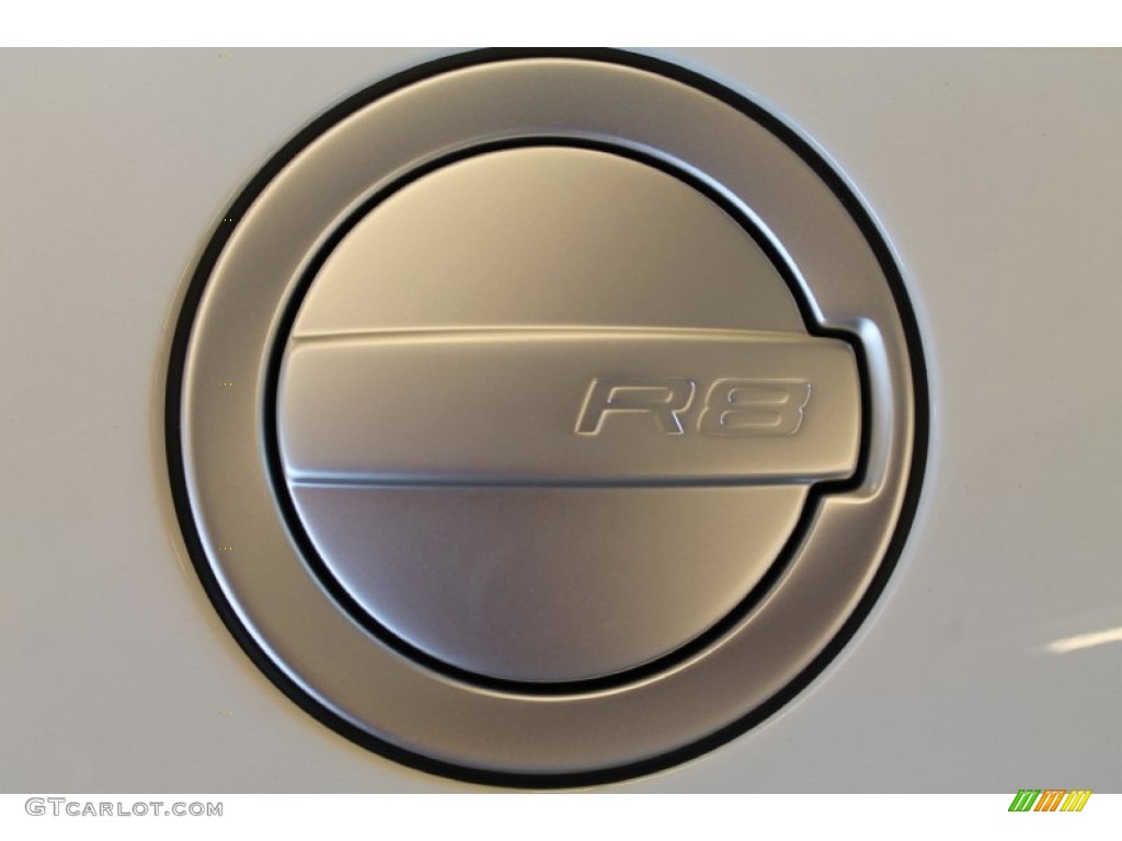 2015 R8 Spyder V8 - Ibis White / Red photo #34