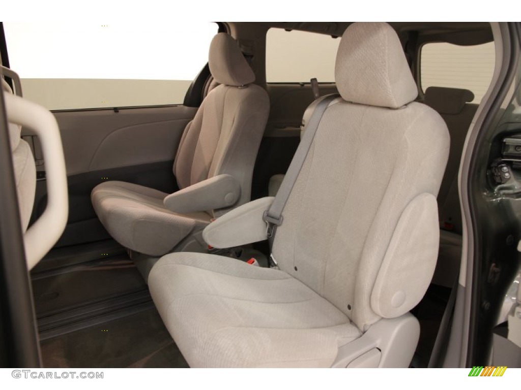 Light Gray Interior 2013 Toyota Sienna LE Photo #95872003