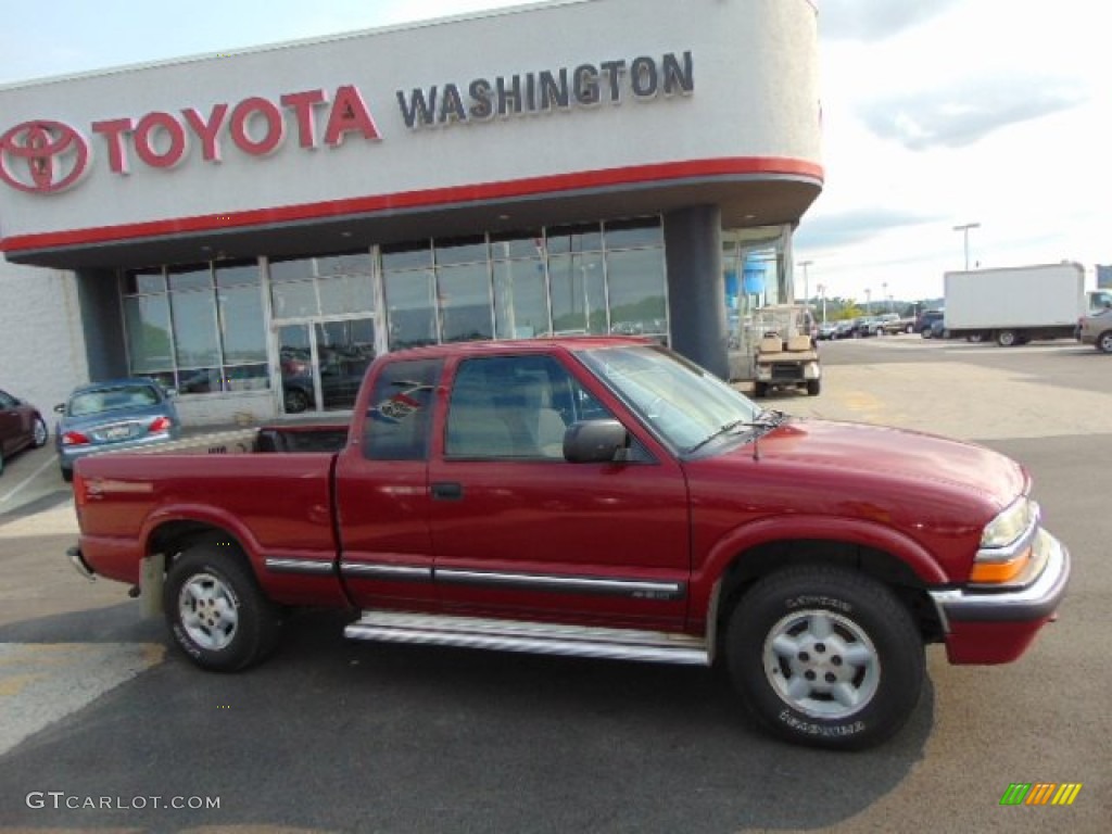 2003 S10 LS Extended Cab 4x4 - Dark Cherry Red Metallic / Graphite photo #2