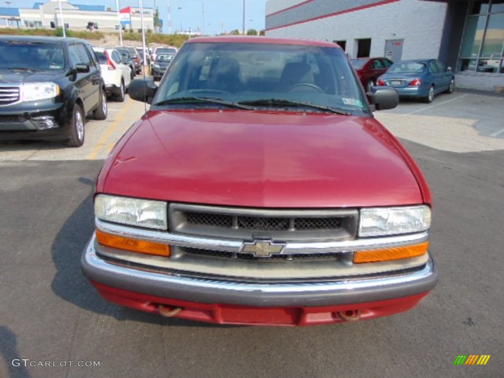 2003 S10 LS Extended Cab 4x4 - Dark Cherry Red Metallic / Graphite photo #4
