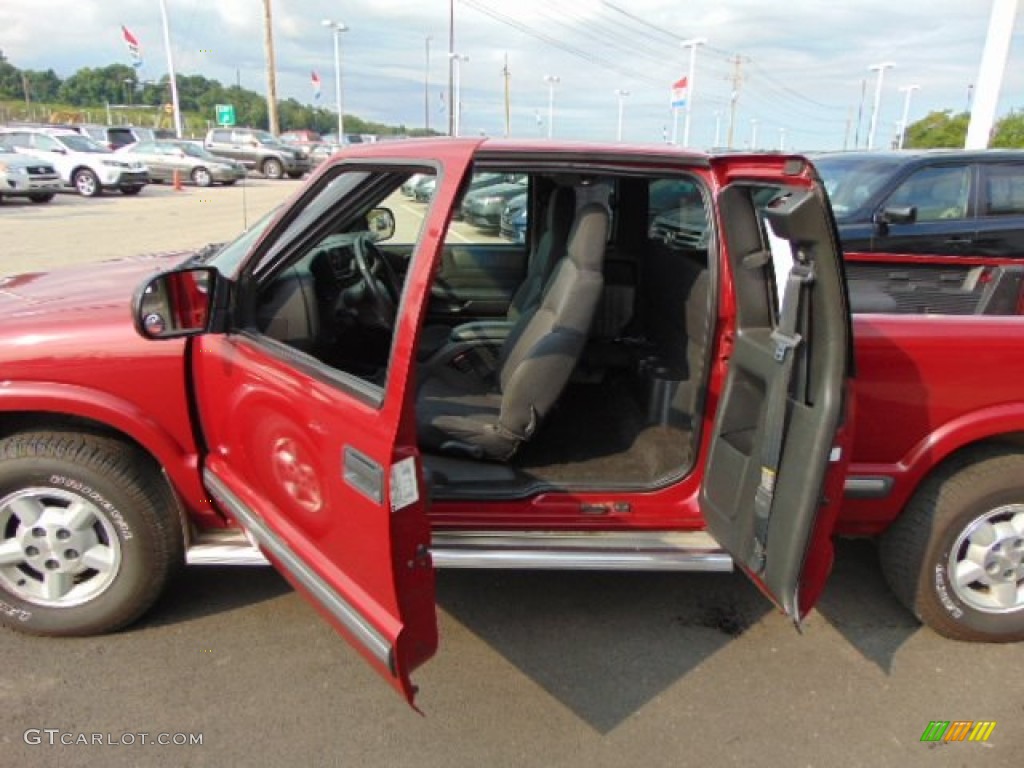 2003 S10 LS Extended Cab 4x4 - Dark Cherry Red Metallic / Graphite photo #9