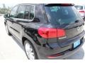 Deep Black Metallic - Tiguan SE 4Motion Photo No. 5