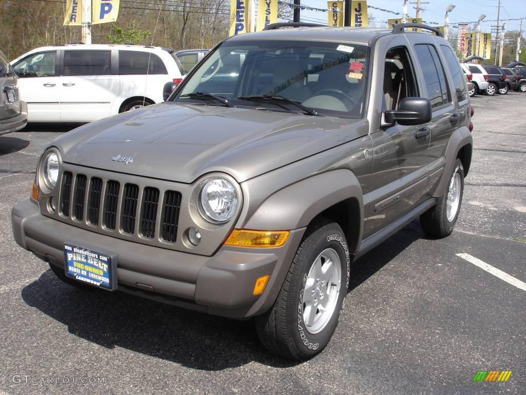 2006 Liberty Sport 4x4 - Light Khaki Metallic / Khaki photo #1