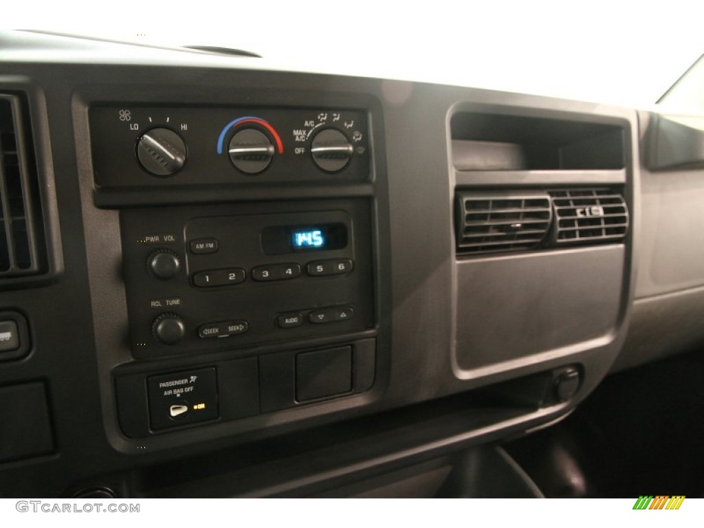 2006 Chevrolet Express 2500 Commercial Van Controls Photo #95902690