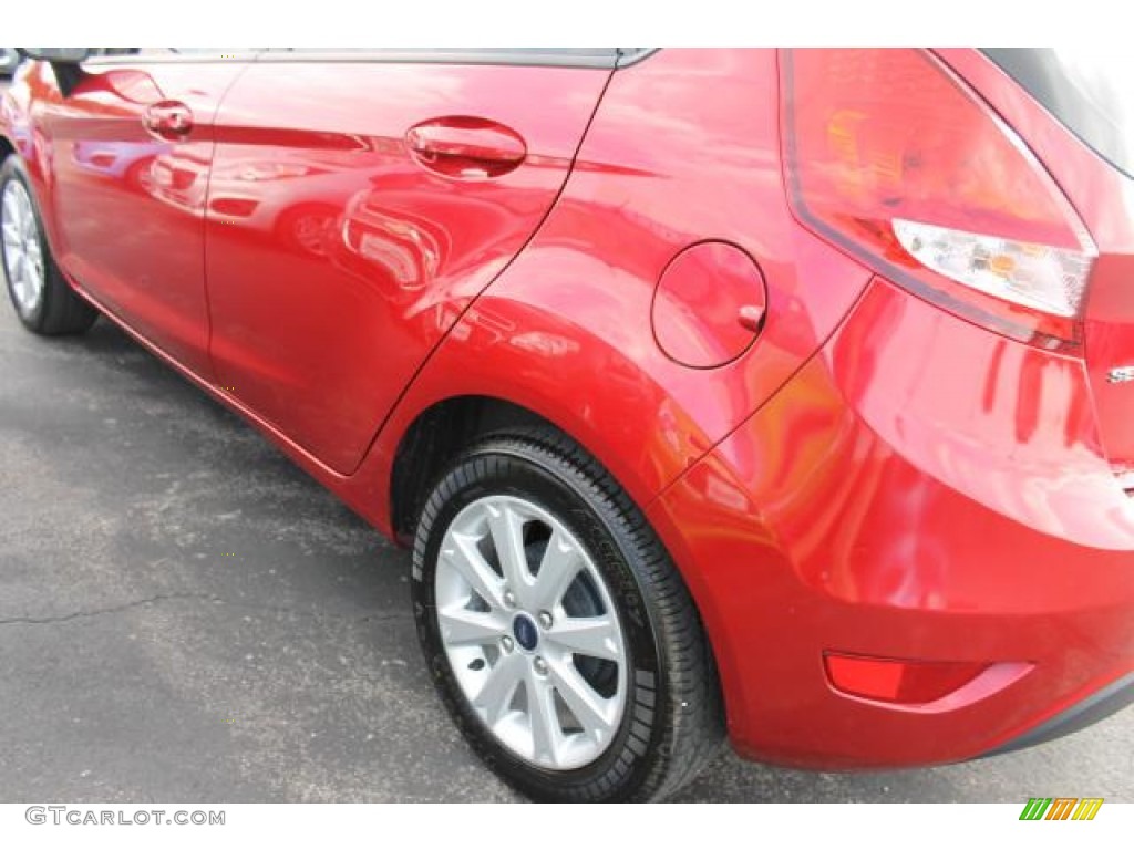 2011 Fiesta SE Hatchback - Red Candy Metallic / Light Stone/Charcoal Black Cloth photo #4