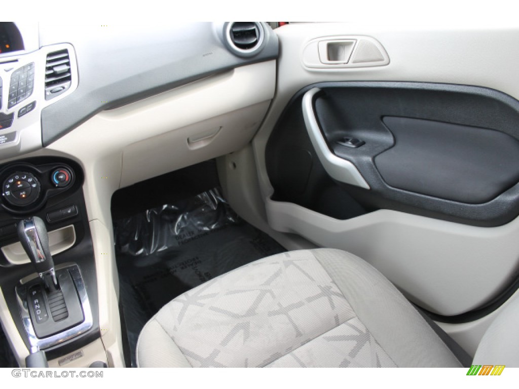 2011 Fiesta SE Hatchback - Red Candy Metallic / Light Stone/Charcoal Black Cloth photo #13