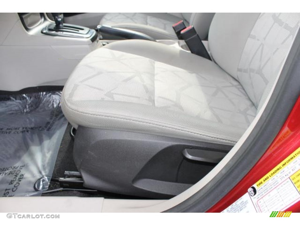 2011 Fiesta SE Hatchback - Red Candy Metallic / Light Stone/Charcoal Black Cloth photo #16