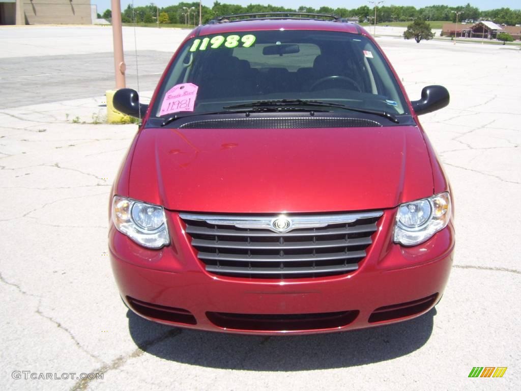 2007 Town & Country Touring - Inferno Red Crystal Pearl / Medium Slate Gray photo #3