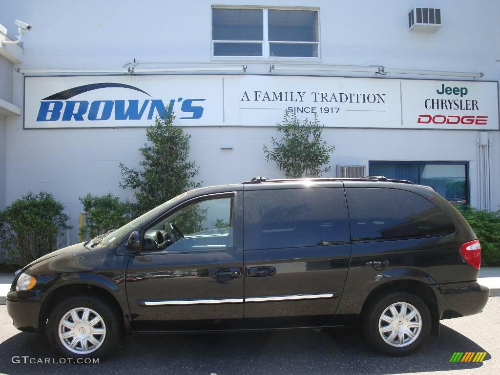 2007 Town & Country Touring - Brilliant Black Crystal Pearl / Medium Slate Gray photo #1