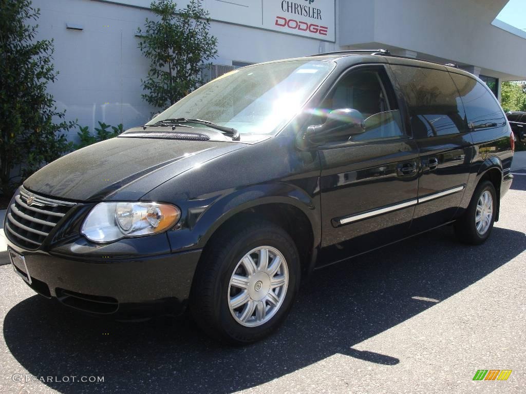 2007 Town & Country Touring - Brilliant Black Crystal Pearl / Medium Slate Gray photo #2