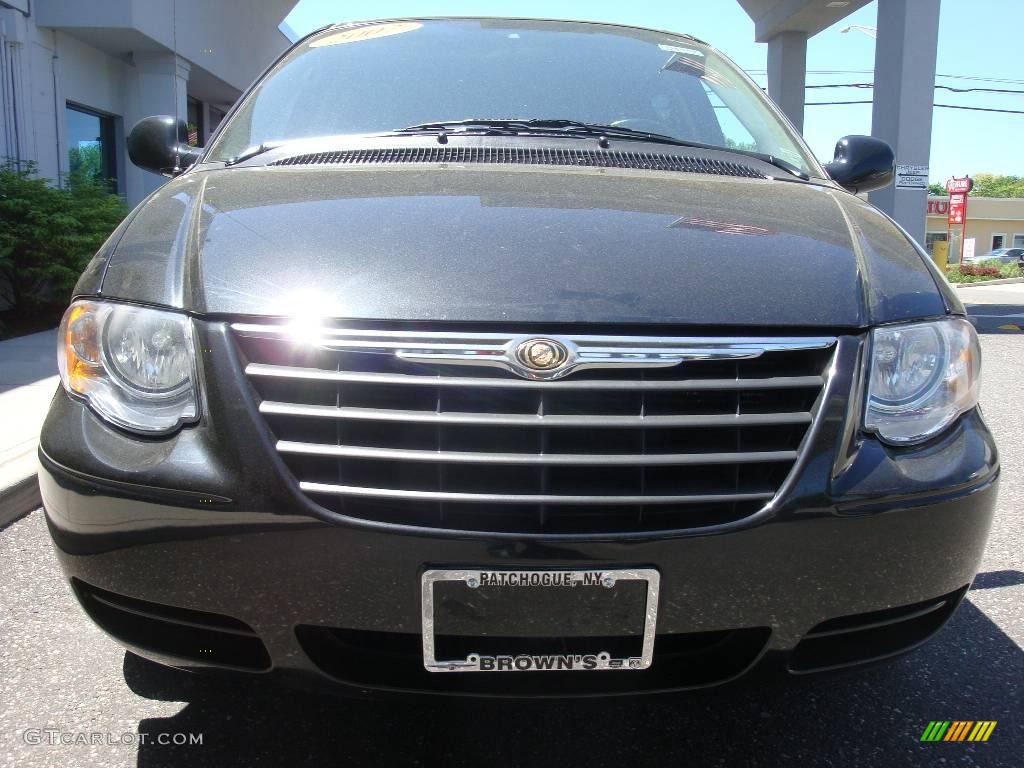 2007 Town & Country Touring - Brilliant Black Crystal Pearl / Medium Slate Gray photo #3