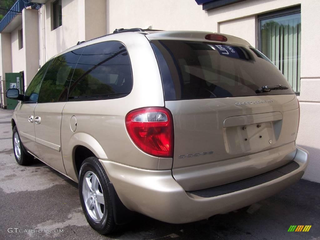 2006 Grand Caravan SXT - Linen Gold Metallic / Dark Khaki/Light Graystone photo #4