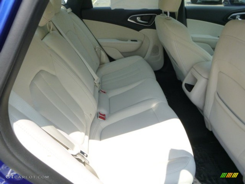 2015 Chrysler 200 Limited Rear Seat Photo #95970562