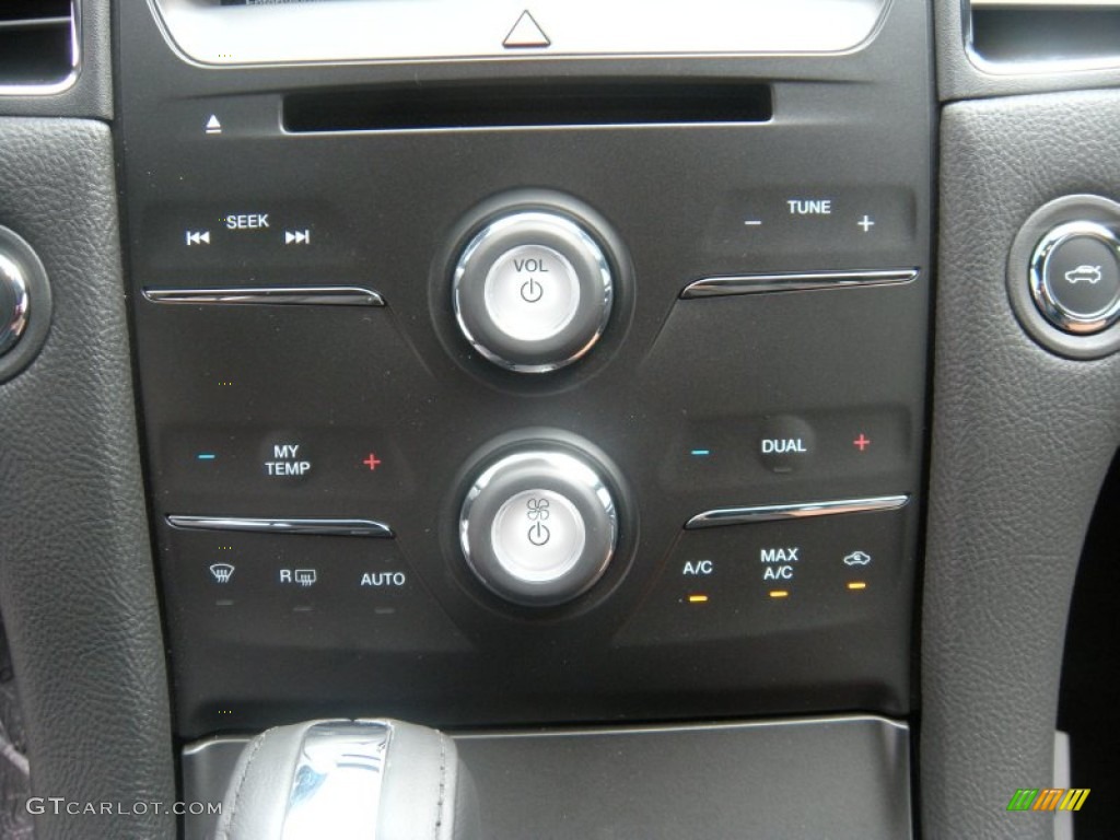 2015 Ford Taurus SEL Controls Photo #95982985