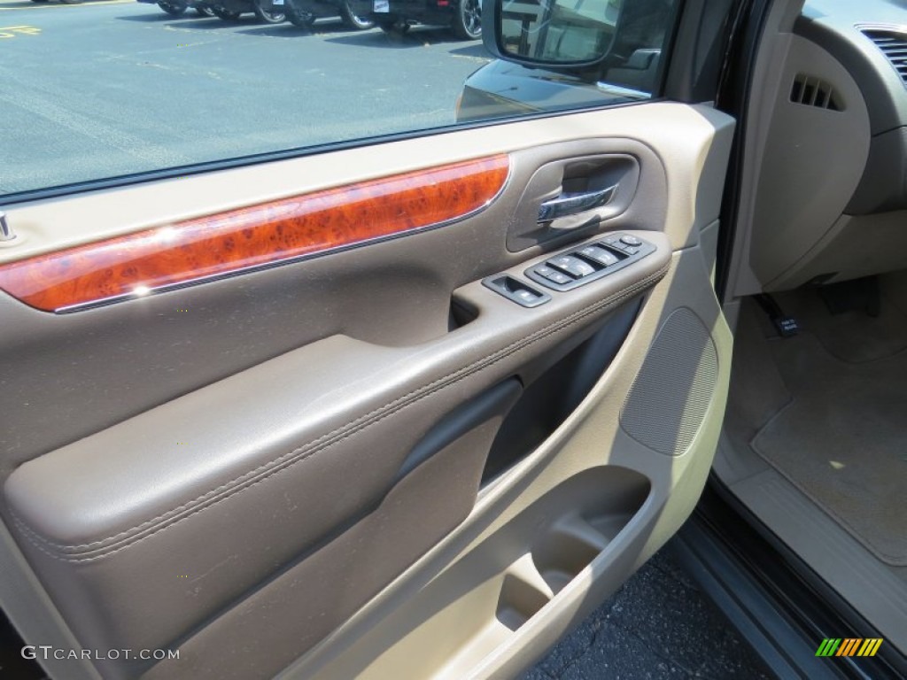 2014 Chrysler Town & Country Touring Door Panel Photos