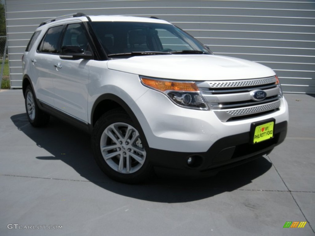 2015 Explorer XLT - Oxford White / Medium Light Stone photo #1