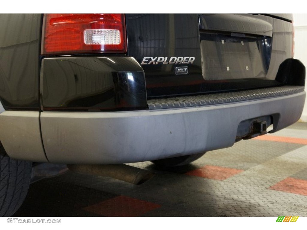 2002 Explorer XLT 4x4 - Black Clearcoat / Graphite photo #53