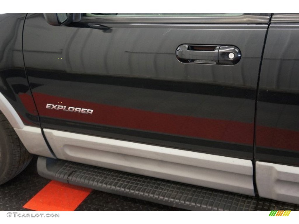 2002 Explorer XLT 4x4 - Black Clearcoat / Graphite photo #59