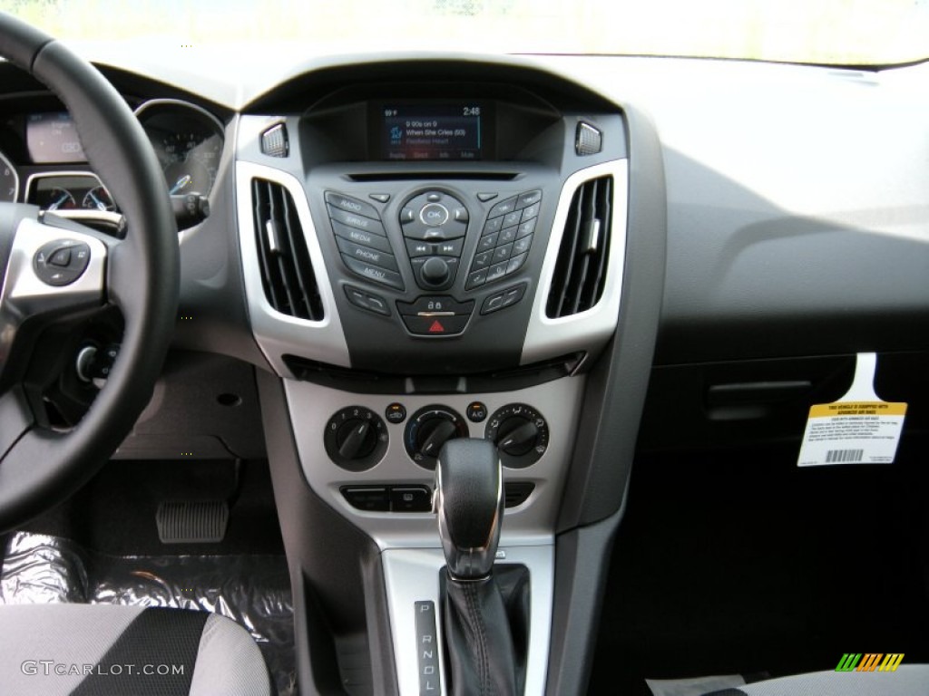 2014 Focus SE Hatchback - Tuxedo Black / Charcoal Black photo #25