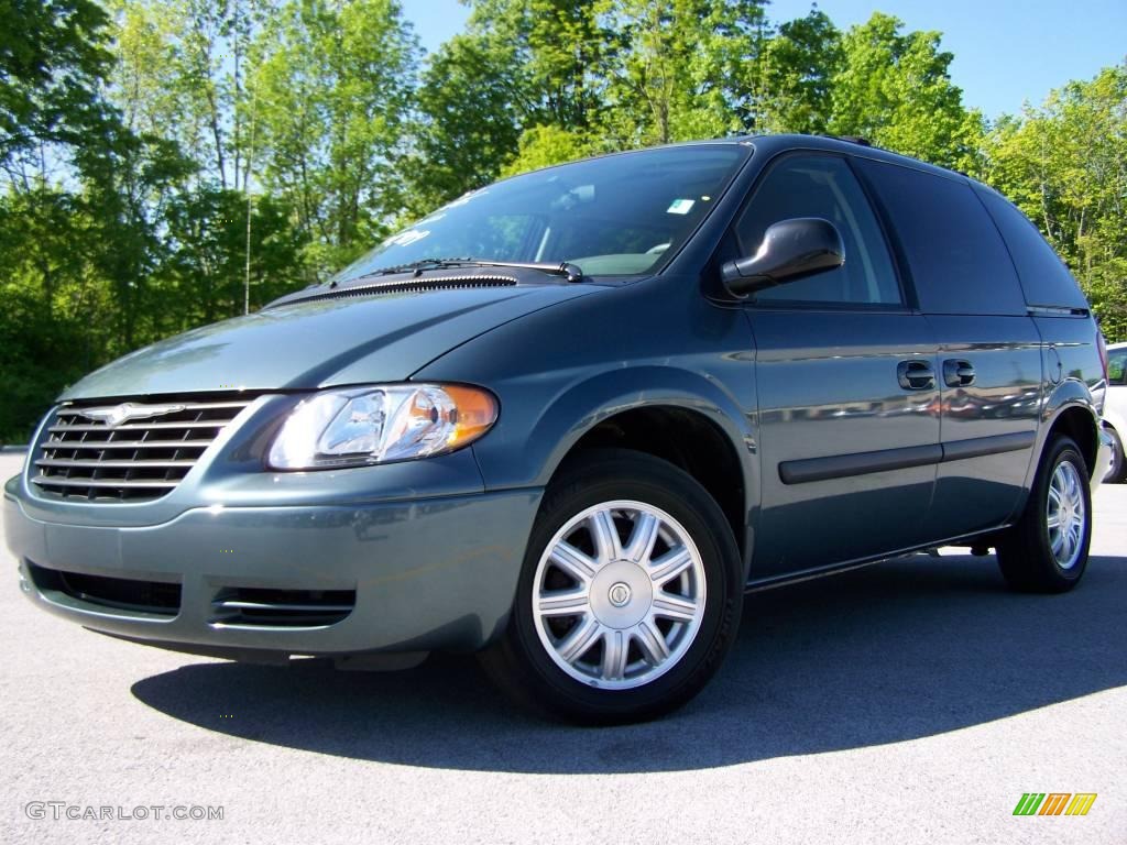 2007 Town & Country  - Magnesium Pearl / Dark Khaki/Light Graystone photo #4