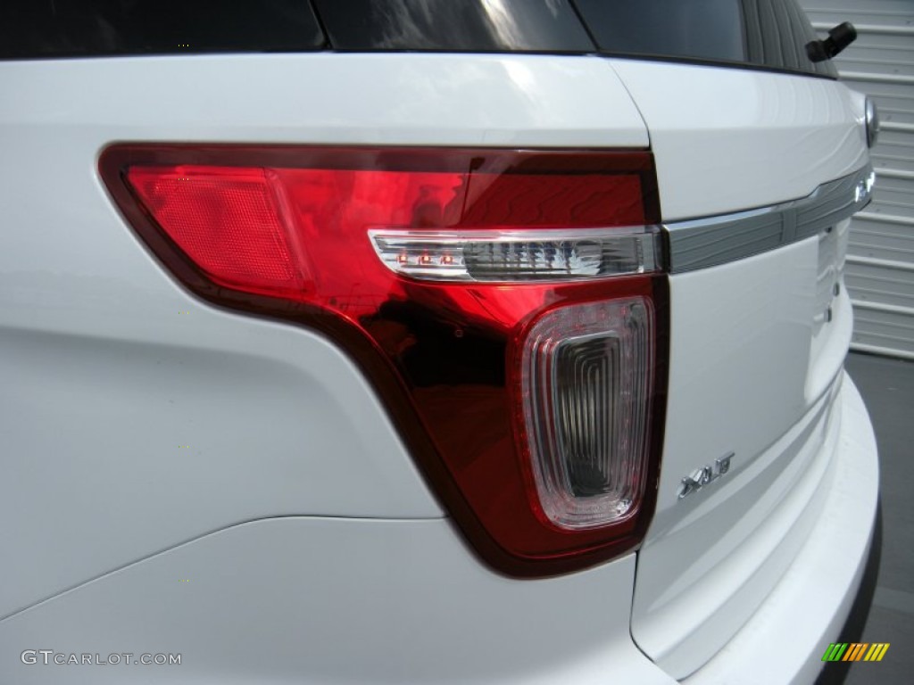 2015 Explorer XLT - Oxford White / Medium Light Stone photo #14