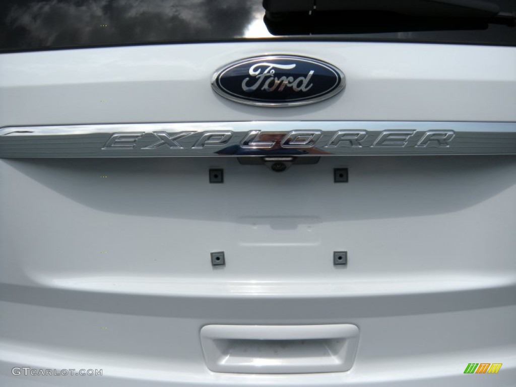 2015 Explorer XLT - Oxford White / Medium Light Stone photo #16