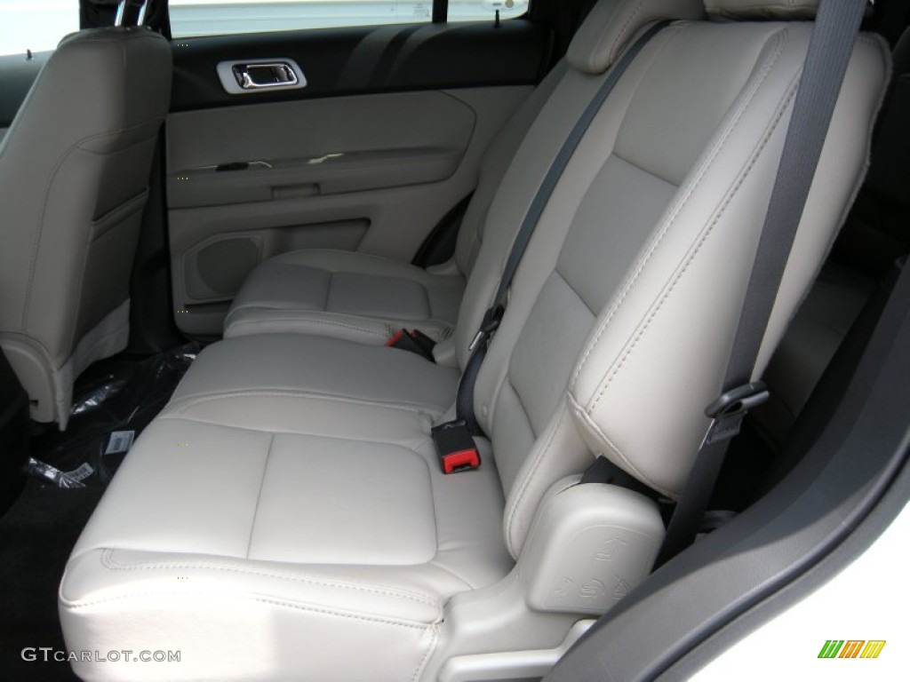 2015 Explorer XLT - Oxford White / Medium Light Stone photo #24