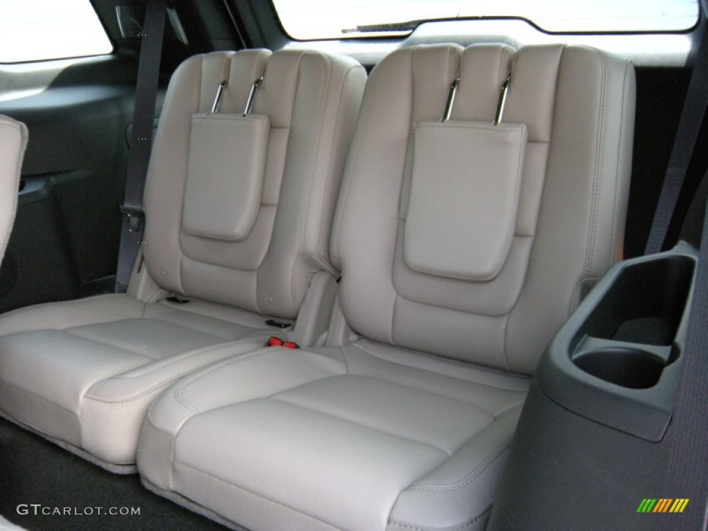 2015 Explorer XLT - Oxford White / Medium Light Stone photo #25