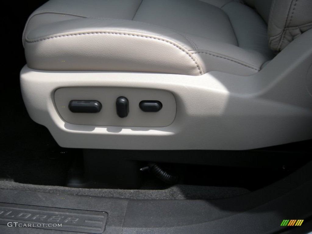 2015 Explorer XLT - Oxford White / Medium Light Stone photo #29