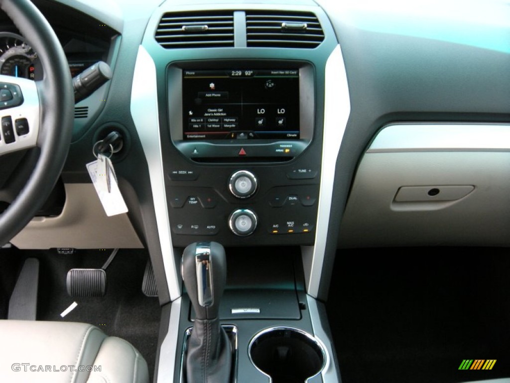 2015 Explorer XLT - Oxford White / Medium Light Stone photo #31