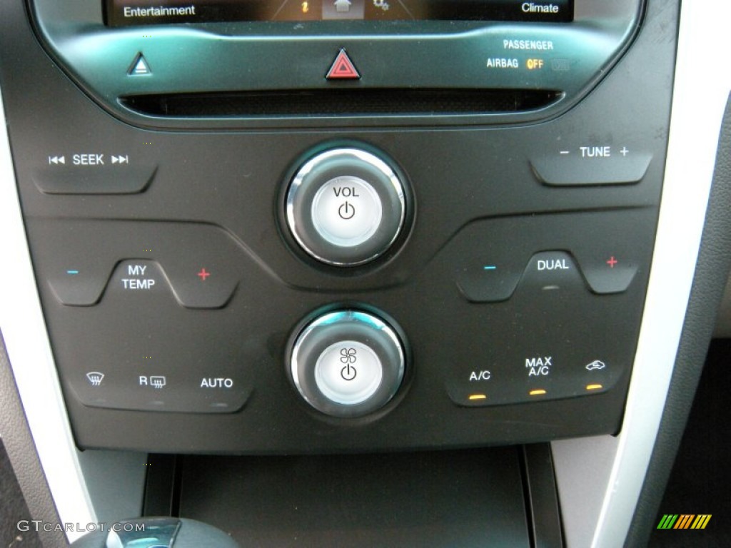 2015 Explorer XLT - Oxford White / Medium Light Stone photo #33