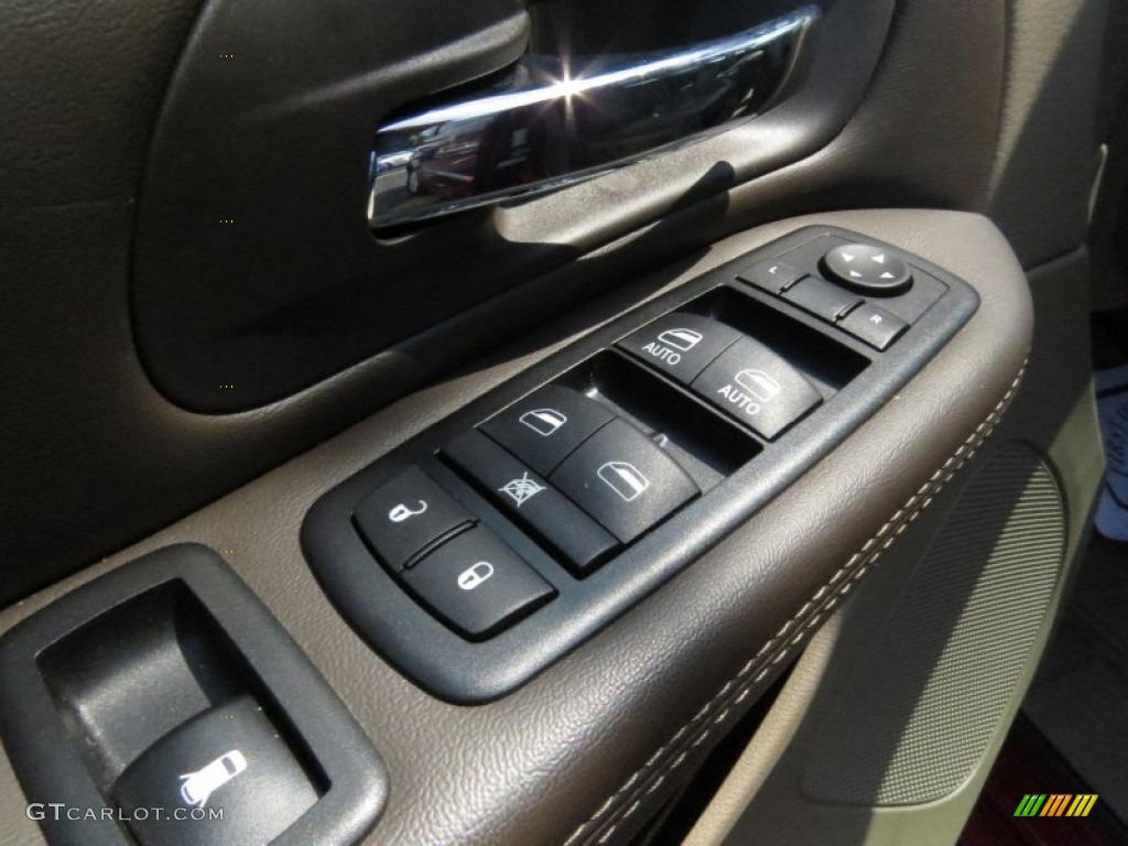 2014 Town & Country Touring - Deep Cherry Red Crystal Pearl / Dark Frost Beige/Medium Frost Beige photo #12