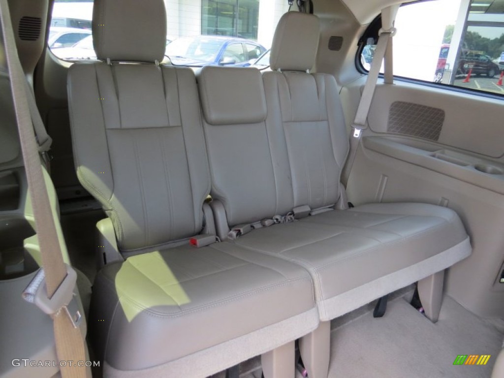 2014 Town & Country Touring - Deep Cherry Red Crystal Pearl / Dark Frost Beige/Medium Frost Beige photo #22