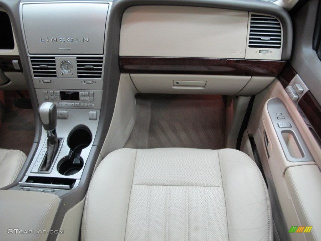2004 Aviator Luxury AWD - Black / Light Parchment photo #26