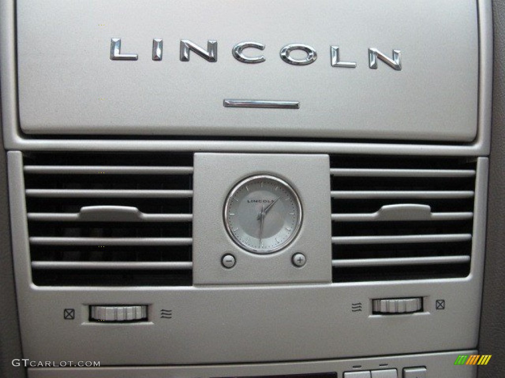 2004 Aviator Luxury AWD - Black / Light Parchment photo #30