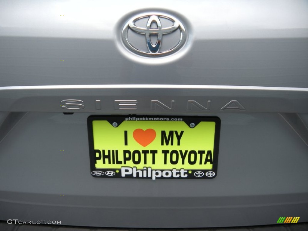 2014 Sienna LE - Silver Sky Metallic / Light Gray photo #14