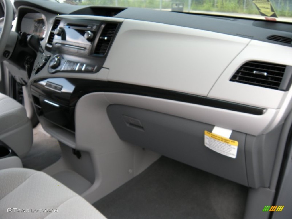 2014 Sienna LE - Silver Sky Metallic / Light Gray photo #17