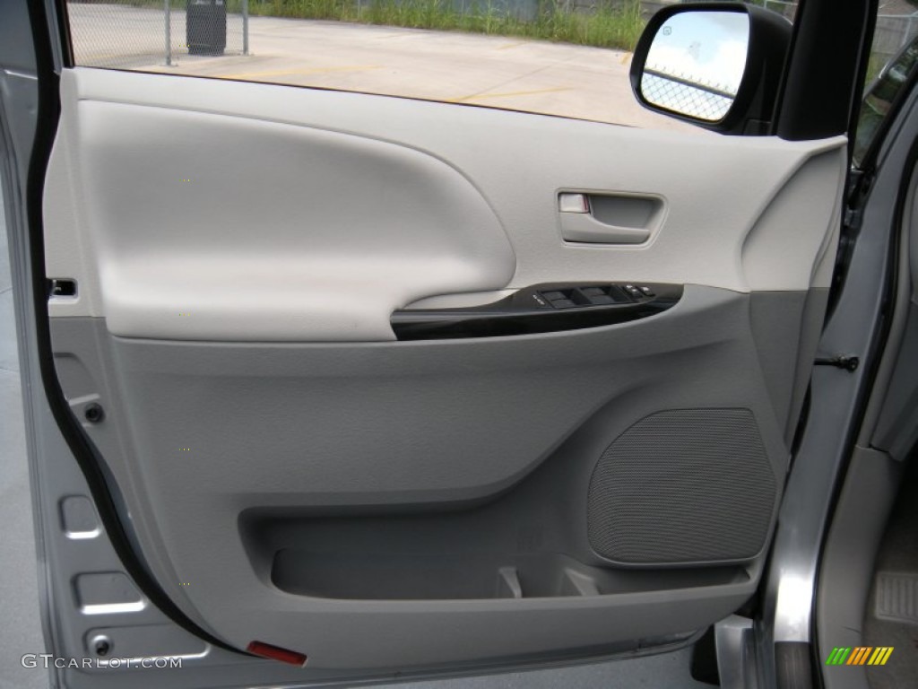 2014 Sienna LE - Silver Sky Metallic / Light Gray photo #20