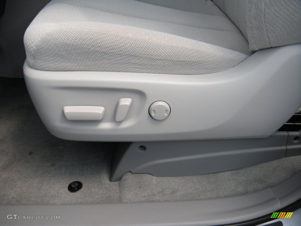 2014 Sienna LE - Silver Sky Metallic / Light Gray photo #23