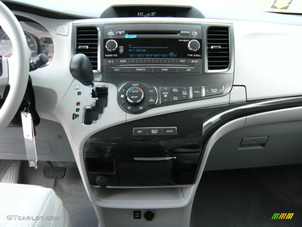 2014 Sienna LE - Silver Sky Metallic / Light Gray photo #25