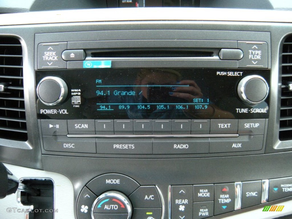 2014 Sienna LE - Silver Sky Metallic / Light Gray photo #27