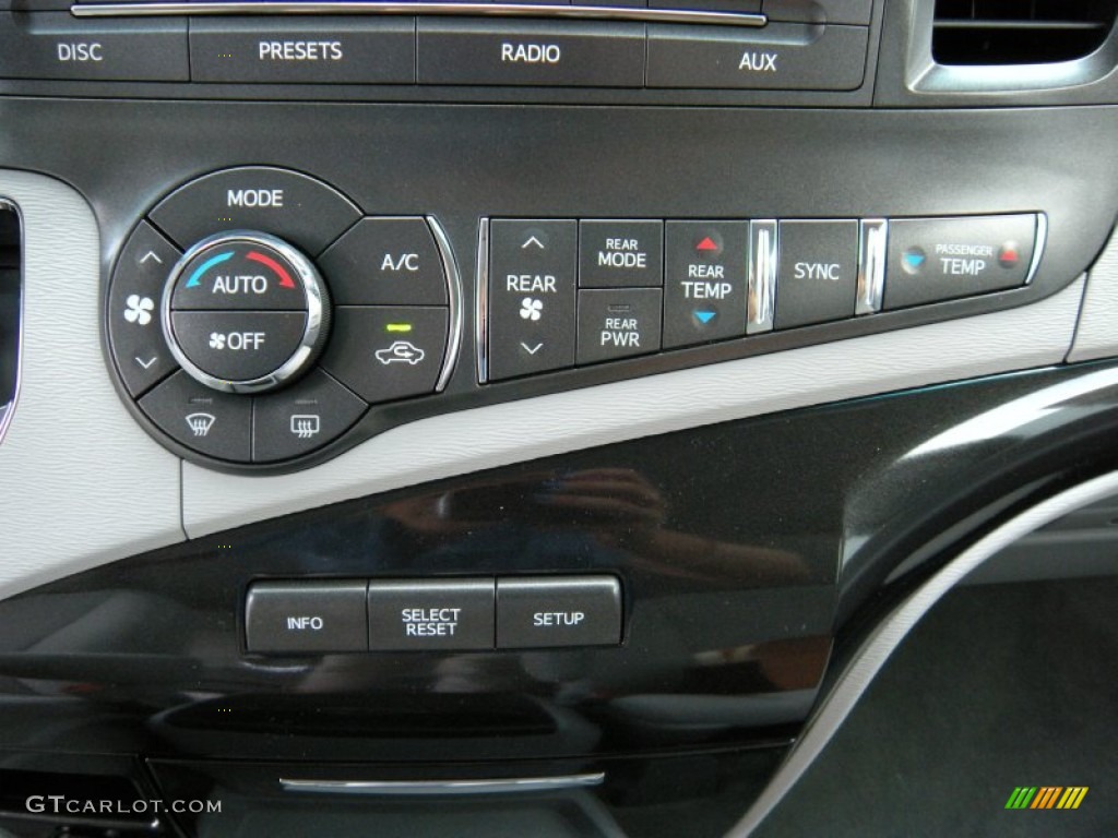 2014 Sienna LE - Silver Sky Metallic / Light Gray photo #28