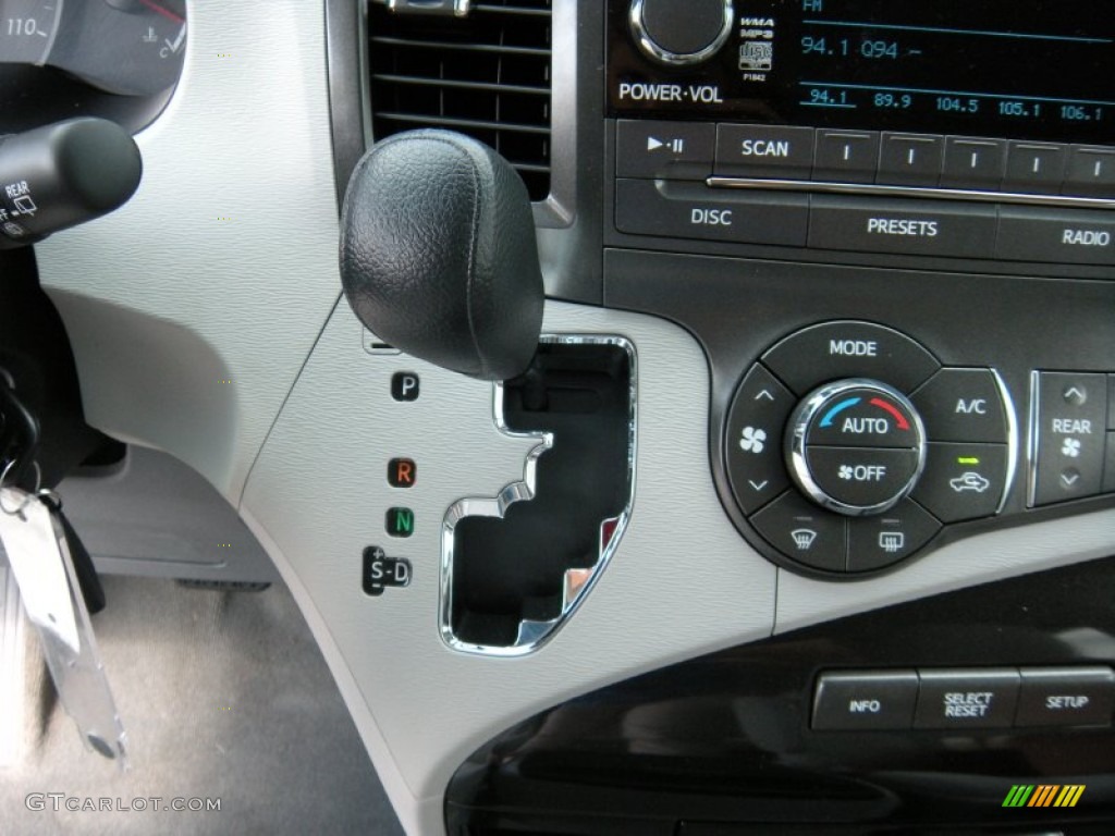 2014 Sienna LE - Silver Sky Metallic / Light Gray photo #29