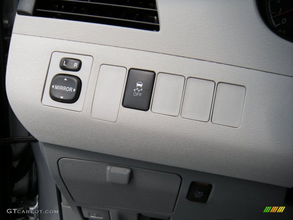 2014 Sienna LE - Silver Sky Metallic / Light Gray photo #32