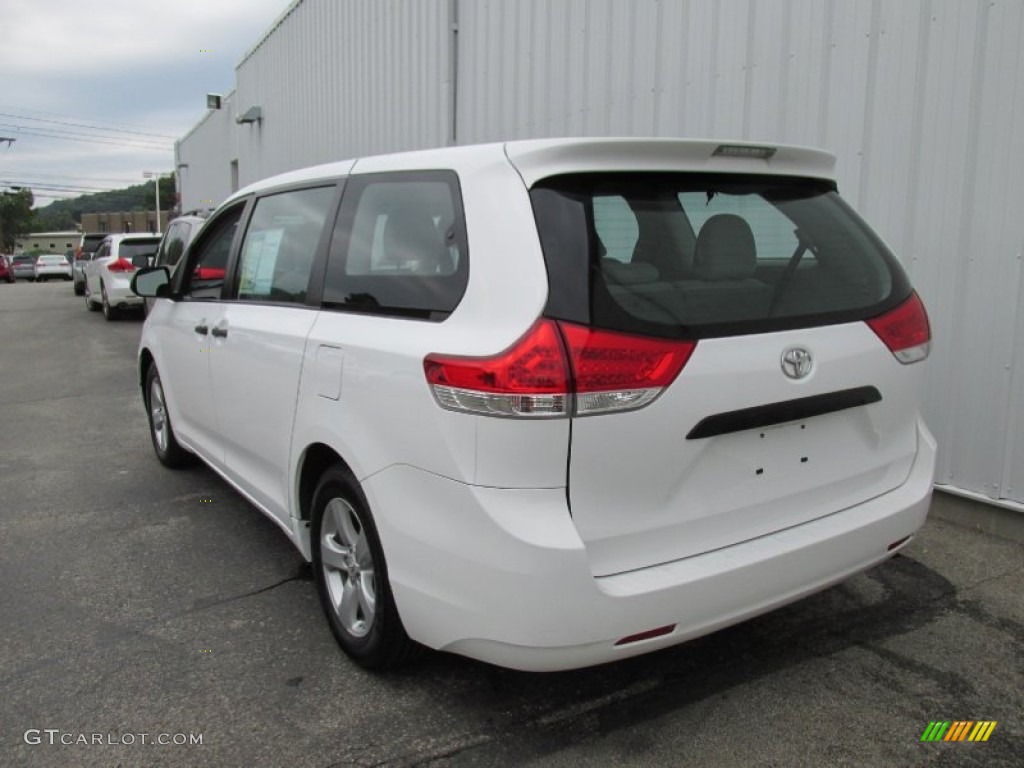 2011 Sienna V6 - Super White / Light Gray photo #4