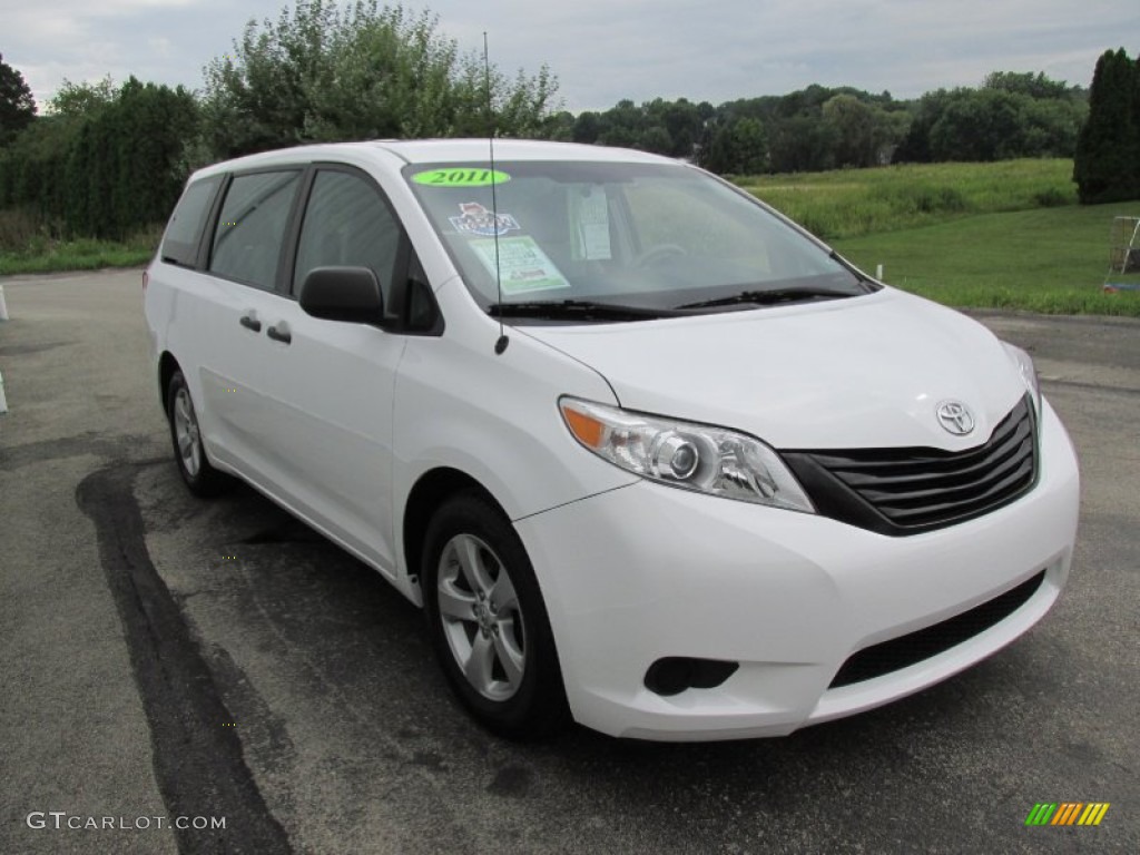 2011 Sienna V6 - Super White / Light Gray photo #7