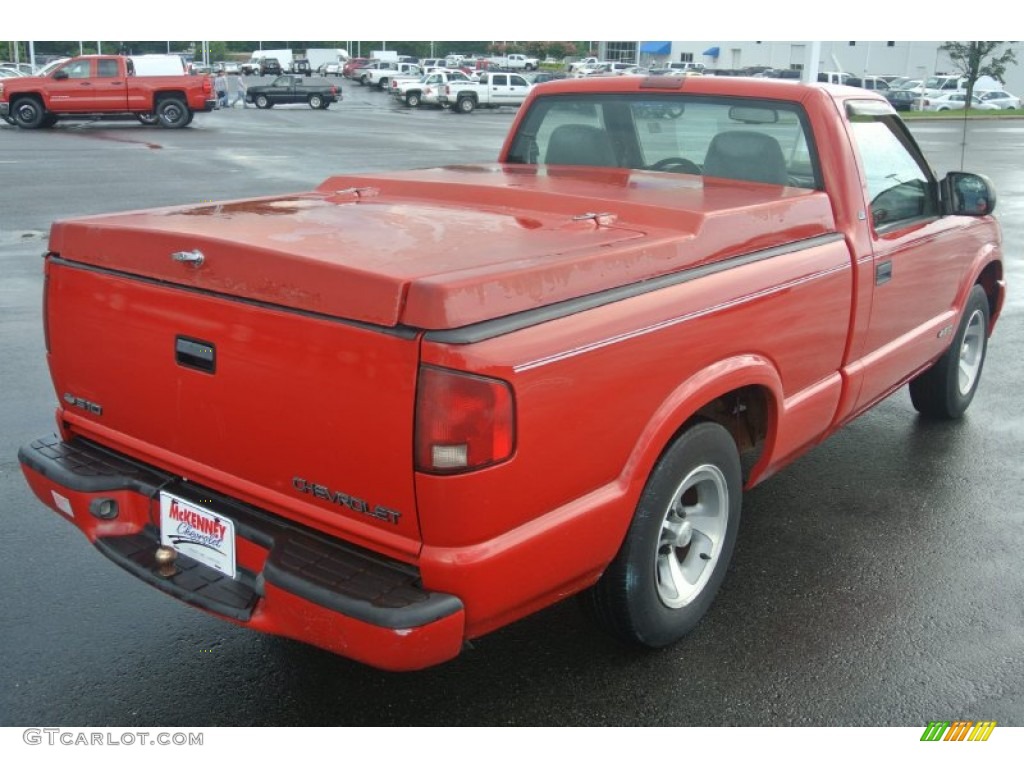 1999 S10 LS Regular Cab - Victory Red / Medium Gray photo #5