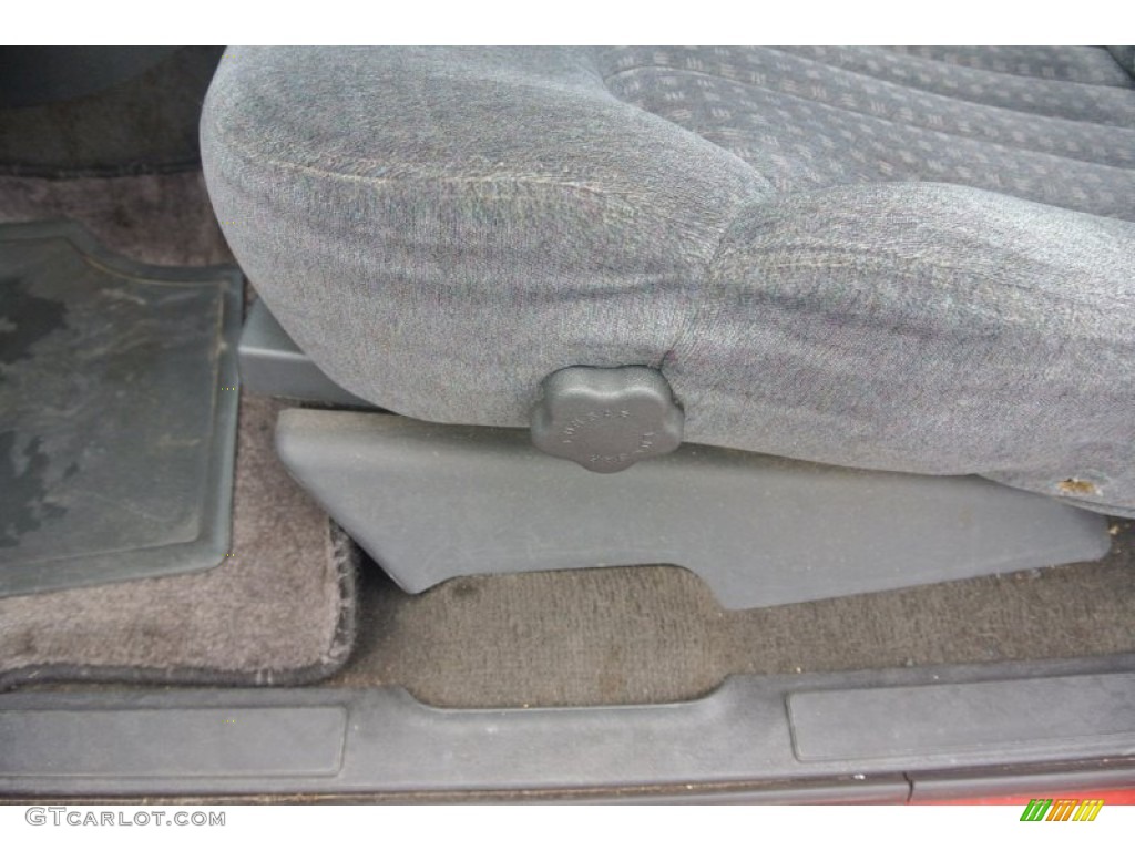 1999 S10 LS Regular Cab - Victory Red / Medium Gray photo #9