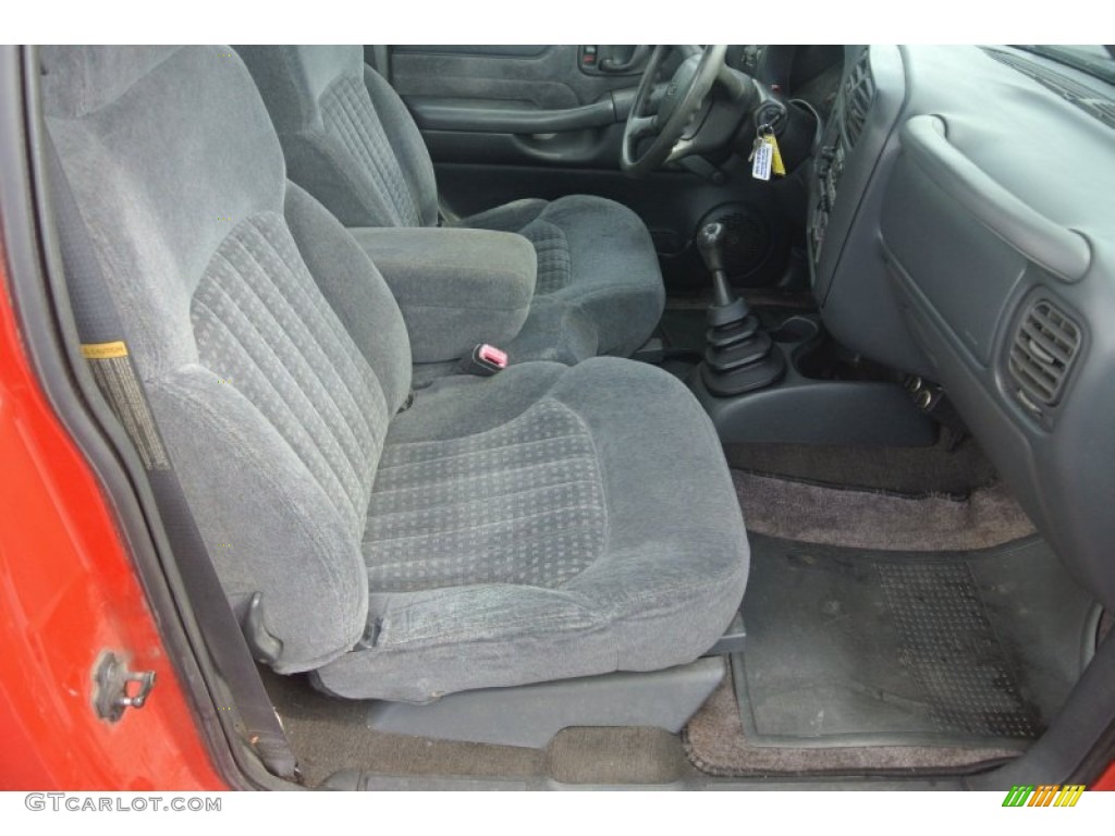 1999 S10 LS Regular Cab - Victory Red / Medium Gray photo #18