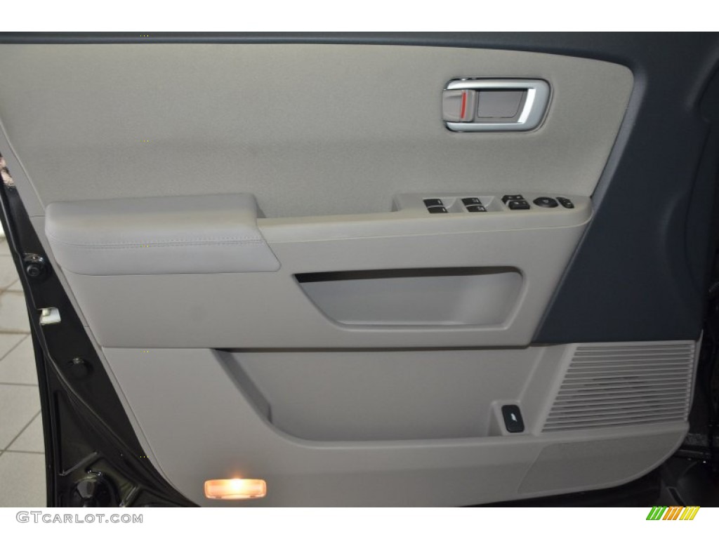 2015 Pilot SE - Crystal Black Pearl / Gray photo #10